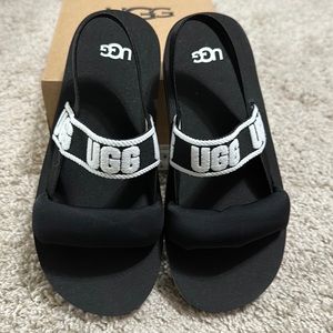 New Black UGG K Zuma Sling Sz 4